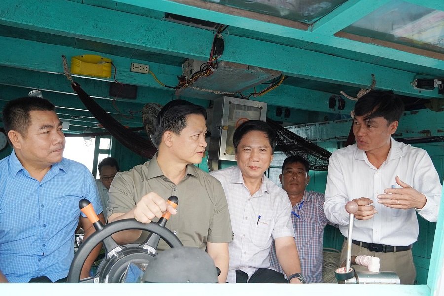 B&iacute; thư Tỉnh ủy Quảng Trị Vương Quốc Tuấn trực tiếp lắng nghe &yacute; kiến của c&aacute;c chủ t&agrave;u v&agrave; đơn vị quản l&yacute; tại Cảng c&aacute; Nhật Lệ