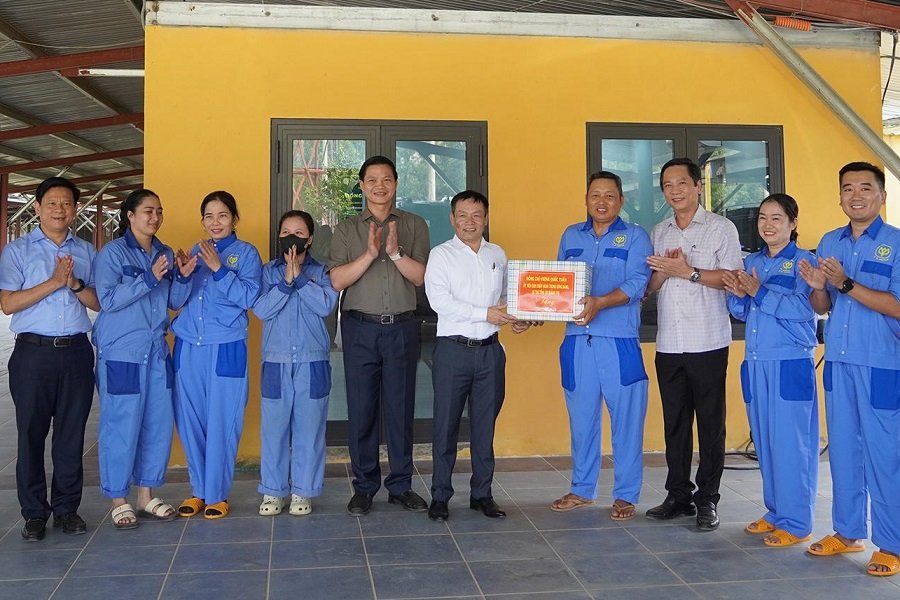 B&iacute; thư Tỉnh ủy Quảng Trị v&agrave; c&aacute;c đồng ch&iacute; l&atilde;nh đạo tỉnh tặng qu&agrave; động vi&ecirc;n c&ocirc;ng nh&acirc;n lao động tại c&aacute;c cơ sở sản xuất