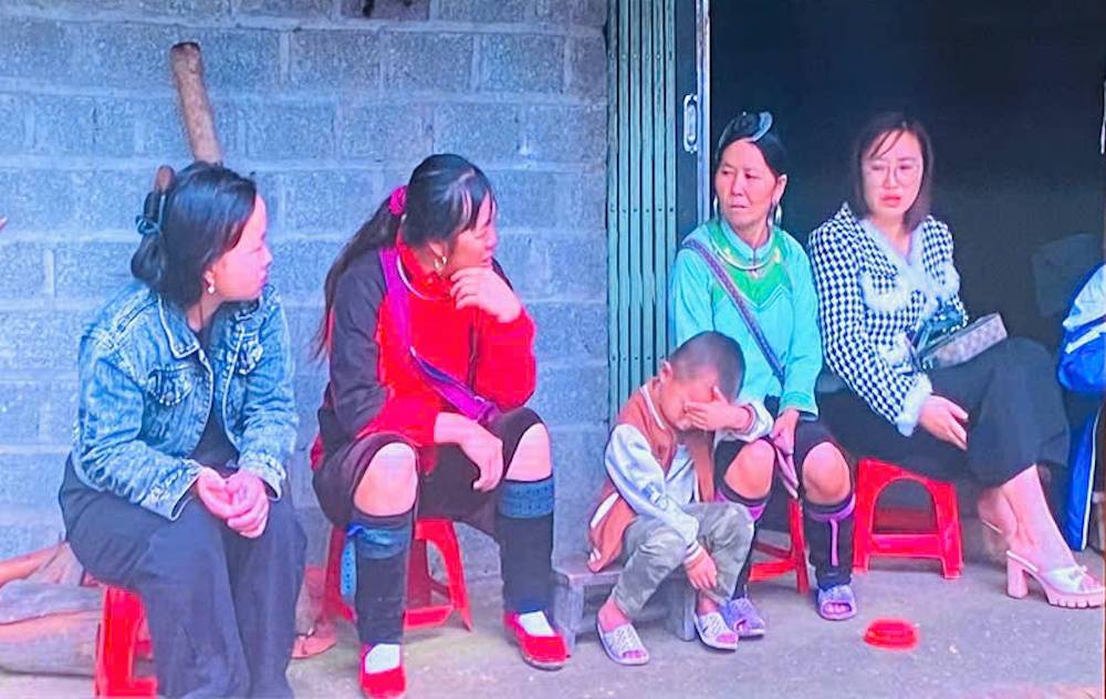 Đưa tuyên truyền đến từng hộ gia đình, phát huy tiếng nói của già làng, trưởng bản, người có uy tín và các dòng họ đang là những cách làm được nhiều địa phương vùng cao tại tỉnh Lào Cai chú trọng Đưa tuyên truyền đến từng hộ gia đình, phát huy tiếng nói của già làng, trưởng bản, người có uy tín và các dòng họ đang là những cách làm được nhiều địa phương vùng cao tại tỉnh Lào Cai chú trọng