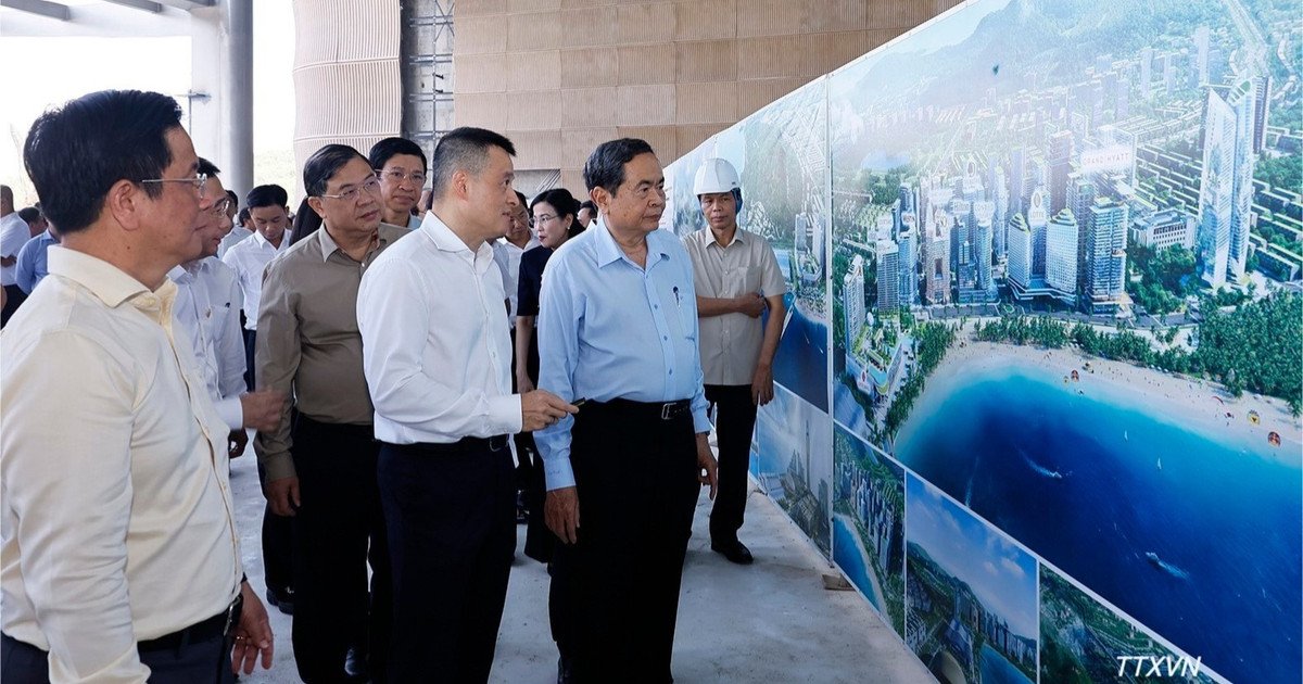 Chủ tịch Quốc hội Trần Thanh Mẫn c&ugrave;ng Đo&agrave;n c&ocirc;ng t&aacute;c đến kiểm tra Dự &aacute;n Trung t&acirc;m Hội nghị APEC. (Ảnh: TTXVN)