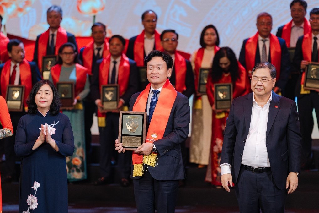 Bà Bùi Thị Minh Hoài - Chủ tịch Ủy ban Trung ương MTTQ Việt Nam và ông Phạm Gia Túc Phó Thủ tướng Thường trực Chính phủ trao tặng kỷ niệm chương cho Tổng giám đốc Takahiro Okada Bà Bùi Thị Minh Hoài - Chủ tịch Ủy ban Trung ương MTTQ Việt Nam và ông Phạm Gia Túc Phó Thủ tướng Thường trực Chính phủ trao tặng kỷ niệm chương cho Tổng giám đốc Takahiro Okada