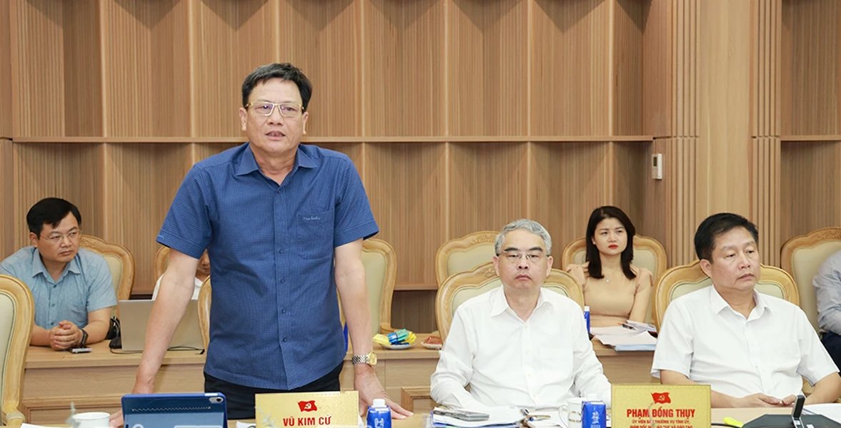 Ông Vũ Kim Cứ, Ủy viên Ban Thường vụ Tỉnh ủy, Trưởng ban Quản lý khu kinh tế và các khu công nghiệp tỉnh Hưng Yên phát biểu tại cuộc họp. Ông Vũ Kim Cứ, Ủy viên Ban Thường vụ Tỉnh ủy, Trưởng ban Quản lý khu kinh tế và các khu công nghiệp tỉnh Hưng Yên phát biểu tại cuộc họp.