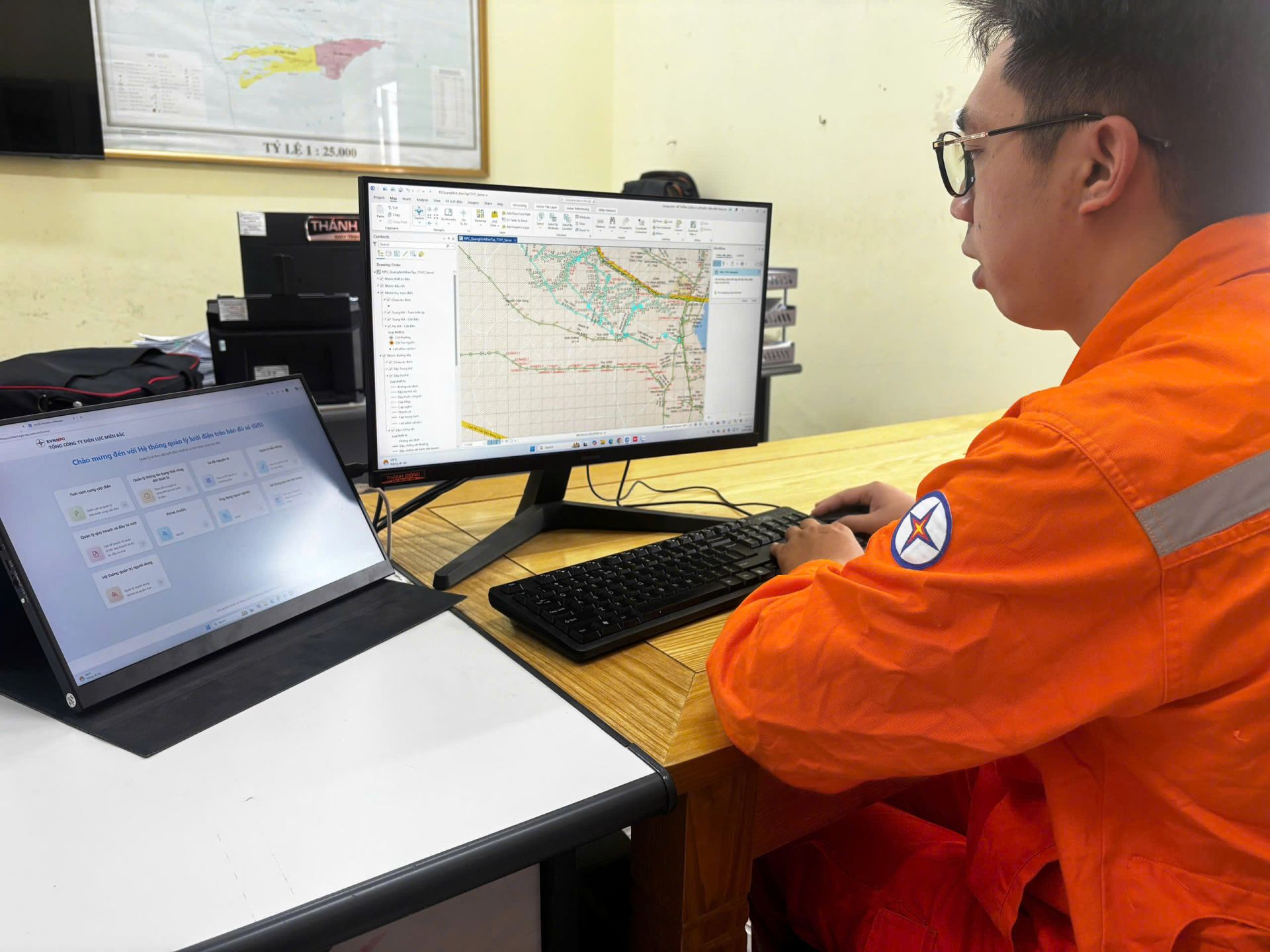 C&aacute;n bộ kỹ thuật Điện lực M&oacute;ng C&aacute;i đang bi&ecirc;n tập dữ liệu kh&ocirc;ng gian (thuộc t&iacute;nh lưới điện tr&ecirc;n hệ thống GIS)