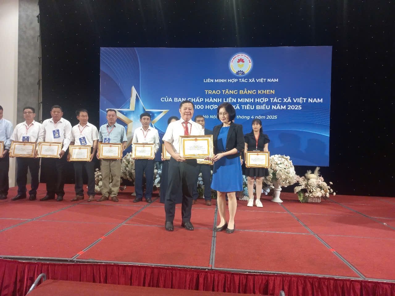 Đại diện Hợp tác xã nông nghiệp Rạch Lọp nhận giải thưởng Đại diện Hợp tác xã nông nghiệp Rạch Lọp nhận giải thưởng