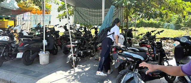 Học sinh vẫn gửi xe ngoài trường. Học sinh vẫn gửi xe ngoài trường.