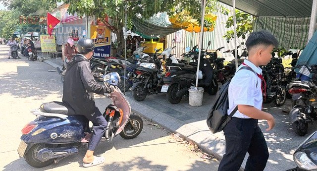 Quy định không nhận giữ xe gắn máy của học sinh chưa đủ tuổi là biện pháp ngăn ngừa vi phạm. Quy định không nhận giữ xe gắn máy của học sinh chưa đủ tuổi là biện pháp ngăn ngừa vi phạm.