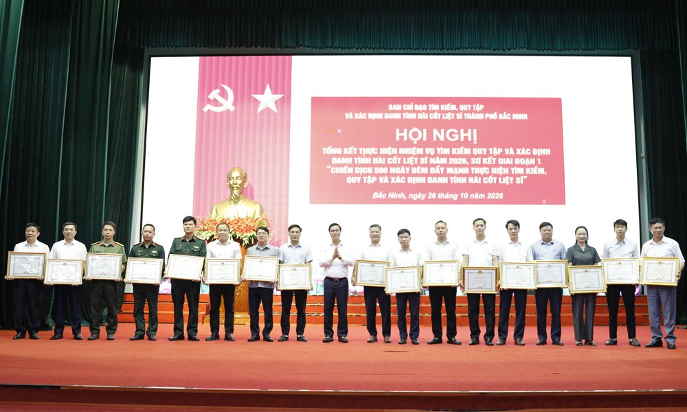 Đồng ch&iacute; L&ecirc; Xu&acirc;n Lợi trao Bằng khen của Chủ tịch UBND th&agrave;nh phố cho c&aacute;c tập thể xuất sắc.