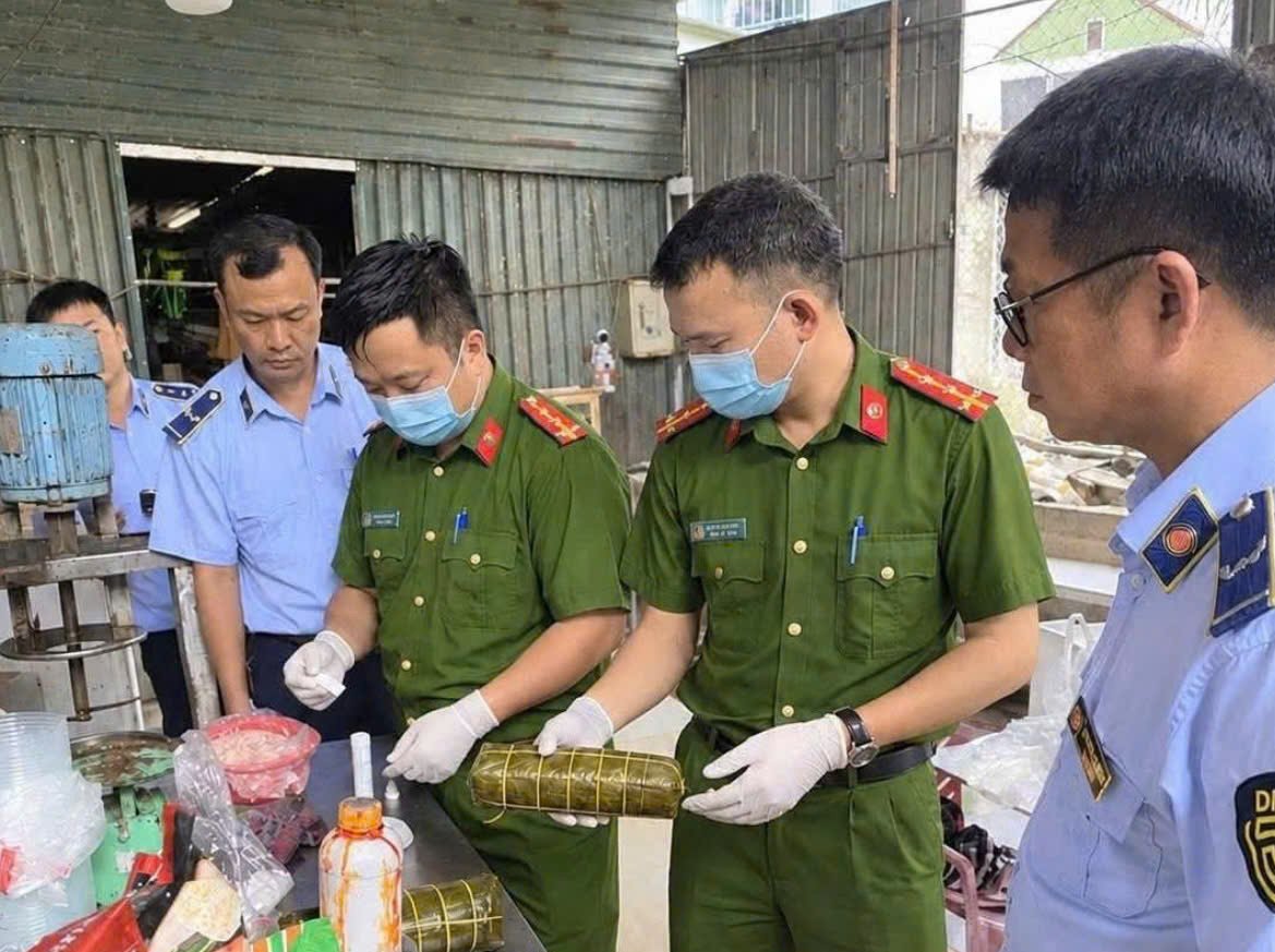 Lực lượng chức năng kiểm tra, thu giữ 4,7 kg chả c&oacute; sử dụng h&agrave;n the tại cơ sở sản xuất, kinh doanh của b&agrave; N.T.T. (Ảnh: L.T/B&aacute;o Quảng Trị)