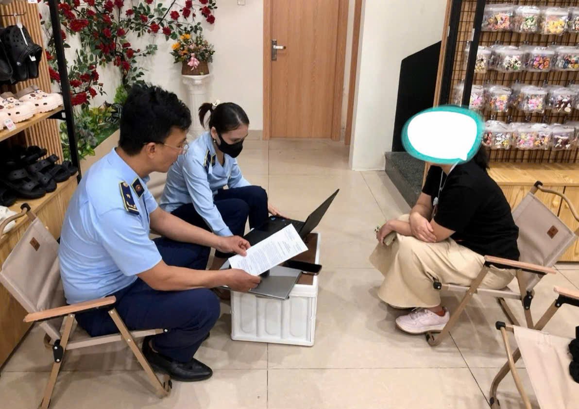 Lực lượng Quản lý thị trường tăng cường phát hiện, xử lý các hành vi xâm phạm quyền sở hữu trí tuệ. (Ảnh: QLTT) Lực lượng Quản lý thị trường tăng cường phát hiện, xử lý các hành vi xâm phạm quyền sở hữu trí tuệ. (Ảnh: QLTT)