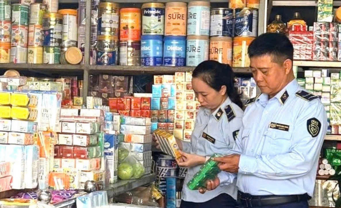 Cơ quan chức năng tăng cường kiểm tra, ngăn chặn hàng giả, hàng hóa xâm phạm quyền sở hữu trí tuệ. (Ảnh: QLTT) Cơ quan chức năng tăng cường kiểm tra, ngăn chặn hàng giả, hàng hóa xâm phạm quyền sở hữu trí tuệ. (Ảnh: QLTT)