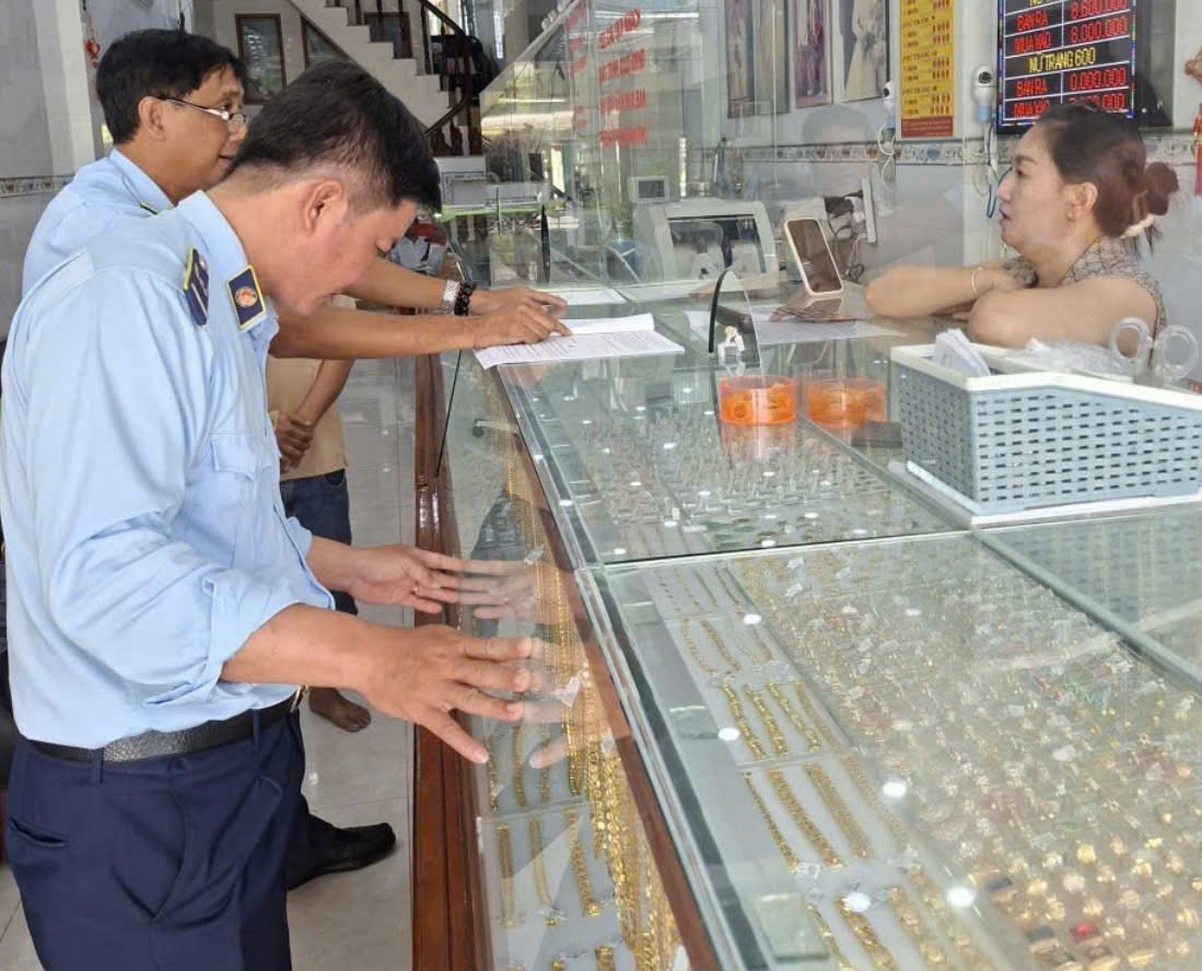 Đội QLTT số 11 kiểm tra hoạt động kinh doanh trang sức tại một cơ sở trên địa bàn tỉnh An Giang. (Ảnh: Đội QLTT số 11) Đội QLTT số 11 kiểm tra hoạt động kinh doanh trang sức tại một cơ sở trên địa bàn tỉnh An Giang. (Ảnh: Đội QLTT số 11)