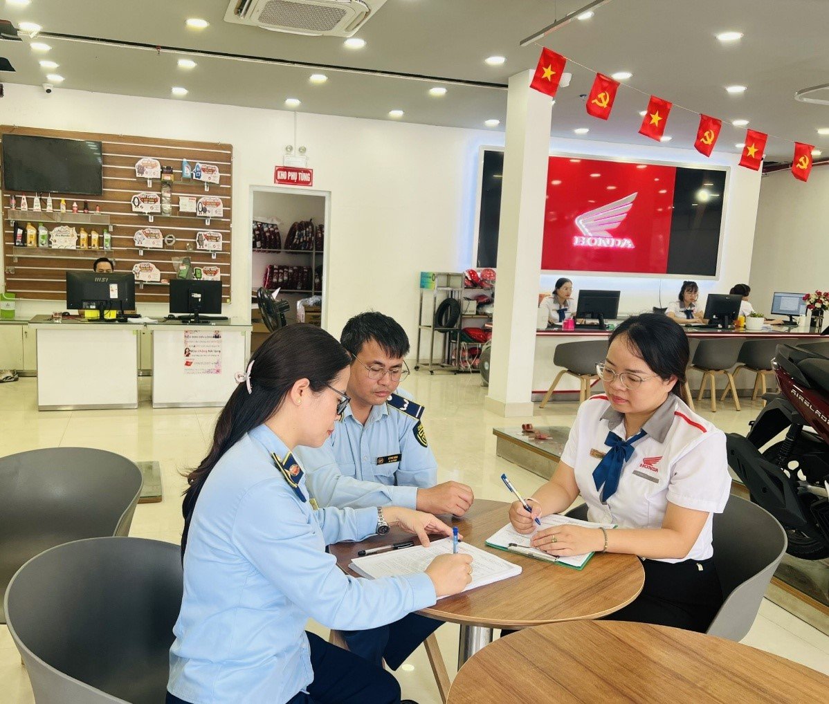 Lực lượng thuộc Đội QLTT số 8 nắm bắt thông tin tại các cơ sở kinh doanh xe máy trên địa bàn Lực lượng thuộc Đội QLTT số 8 nắm bắt thông tin tại các cơ sở kinh doanh xe máy trên địa bàn