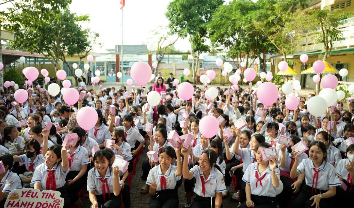 Nữ sinh tham gia chuyên đề giáo dục chăm sóc sức khỏe“Là con gái thật tuyệt” Nữ sinh tham gia chuyên đề giáo dục chăm sóc sức khỏe“Là con gái thật tuyệt”