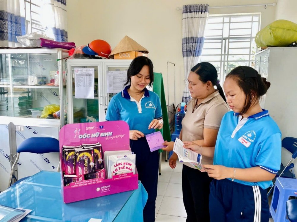 Góc nữ sinh tại phòng y tế trường học cung cấp băng vệ sinh Diana cho trường hợp đột xuất, hỗ trợ hơn 120,000 nữ sinh tại 20 tỉnh thành trên cả nước Góc nữ sinh tại phòng y tế trường học cung cấp băng vệ sinh Diana cho trường hợp đột xuất, hỗ trợ hơn 120,000 nữ sinh tại 20 tỉnh thành trên cả nước