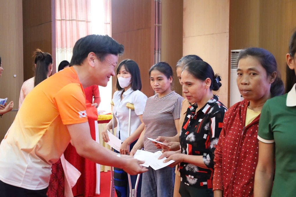 Ông Takahiro Okada - Tổng giám đốc Diana Unicharm tặng quà cho phụ nữ có hoàn cảnh khó khăn tại Bắc Ninh Ông Takahiro Okada - Tổng giám đốc Diana Unicharm tặng quà cho phụ nữ có hoàn cảnh khó khăn tại Bắc Ninh