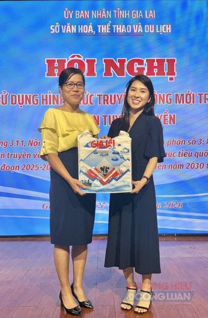 B&agrave; Nguyễn Thị Kim Chung (b&ecirc;n tr&aacute;i) tặng qu&agrave; v&agrave; cảm ơn b&agrave; Phạm Minh Trang.