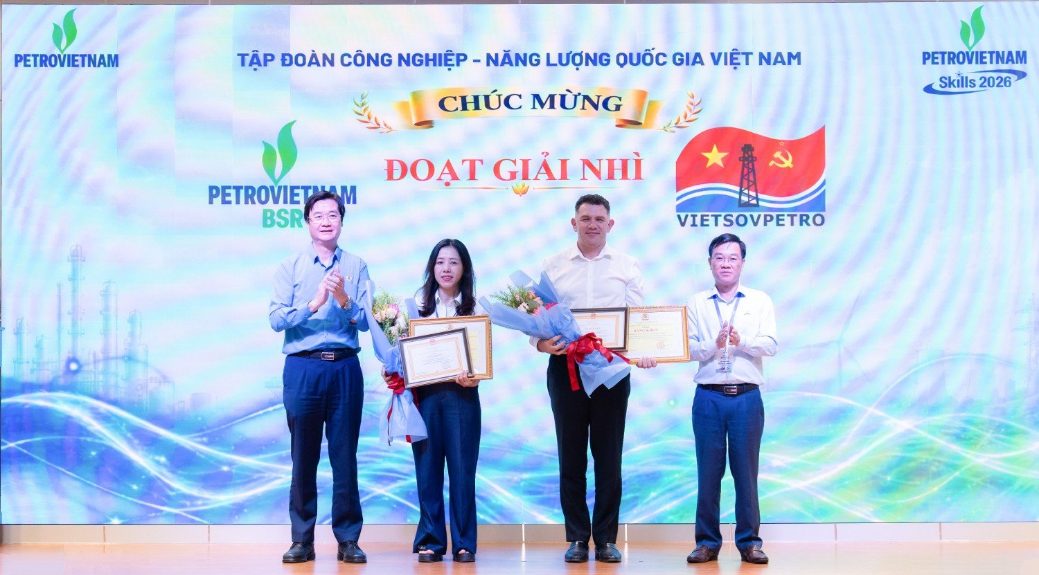 Ban tổ chức trao giải Nhì toàn đoàn cho BSR và Vietsovpetro. Ban tổ chức trao giải Nhì toàn đoàn cho BSR và Vietsovpetro.