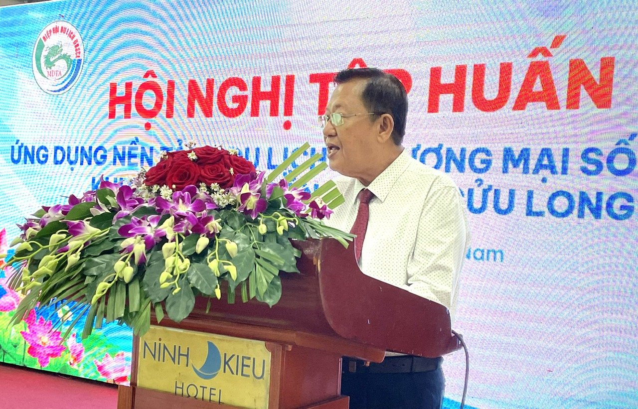 Chủ tịch Hiệp hội Du lịch ĐBSCL Trần Việt Phường ph&aacute;t biểu Hội nghị tập huấn