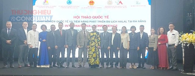 C&aacute;c đại biểu chụp h&igrave;nh lưu niệm.