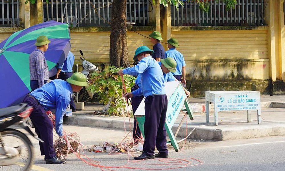 Lực lượng chức năng phường Bắc Ninh xử lý tình trạng lấn chiếm vỉa hè ở đường Lê Lợi. Lực lượng chức năng phường Bắc Ninh xử lý tình trạng lấn chiếm vỉa hè ở đường Lê Lợi.