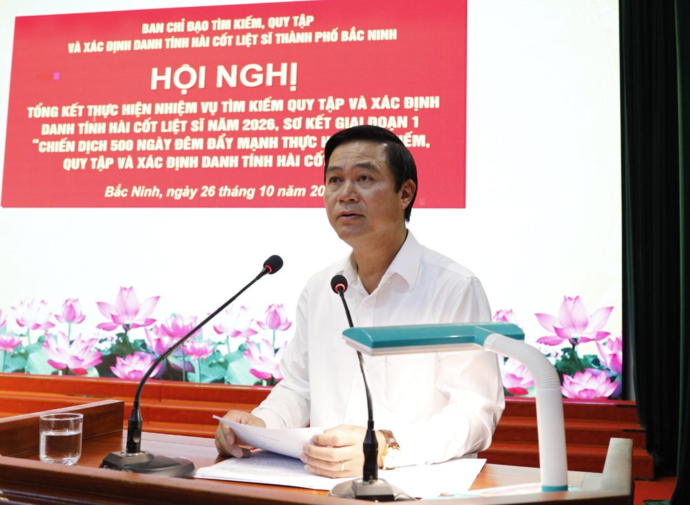 Đồng ch&iacute; L&ecirc; Xu&acirc;n Lợi, Ủy vi&ecirc;n Ban Thường vụ Th&agrave;nh ủy, Ph&oacute; Chủ tịch UBND th&agrave;nh phố ph&aacute;t biểu tại hội nghị.