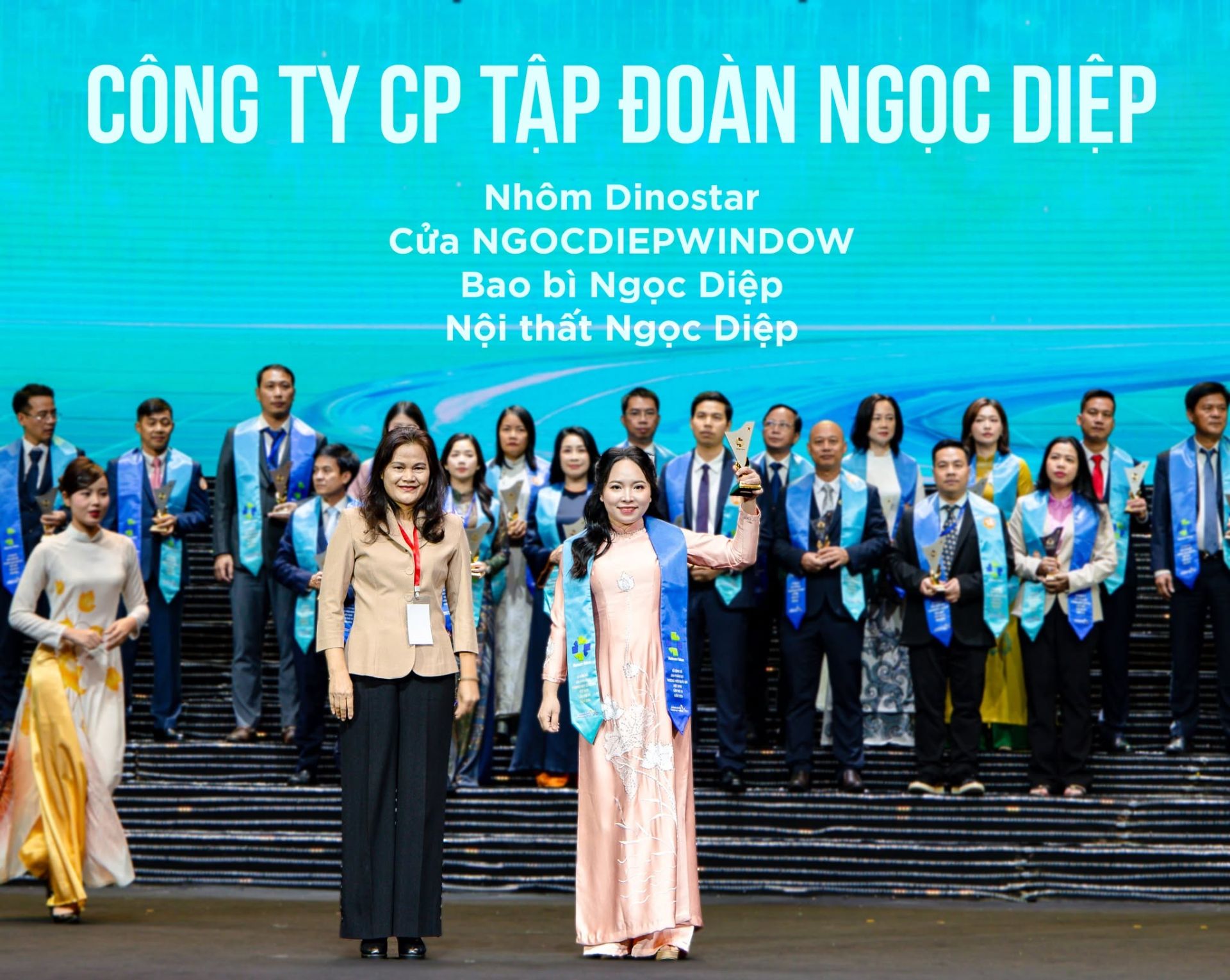 Bà Nguyễn Thị Phin - Phó giám đốc Công ty cổ phần nhôm Ngọc Diệp đại diện nhận giải. Bà Nguyễn Thị Phin - Phó giám đốc Công ty cổ phần nhôm Ngọc Diệp đại diện nhận giải.