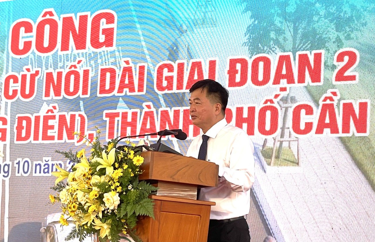 Ông Lê Minh Cường, Giám đốc Ban Quản lý dự án đầu tư xây dựng công trình giao thông và công trình nông nghiệp phát biểu Ông Lê Minh Cường, Giám đốc Ban Quản lý dự án đầu tư xây dựng công trình giao thông và công trình nông nghiệp phát biểu