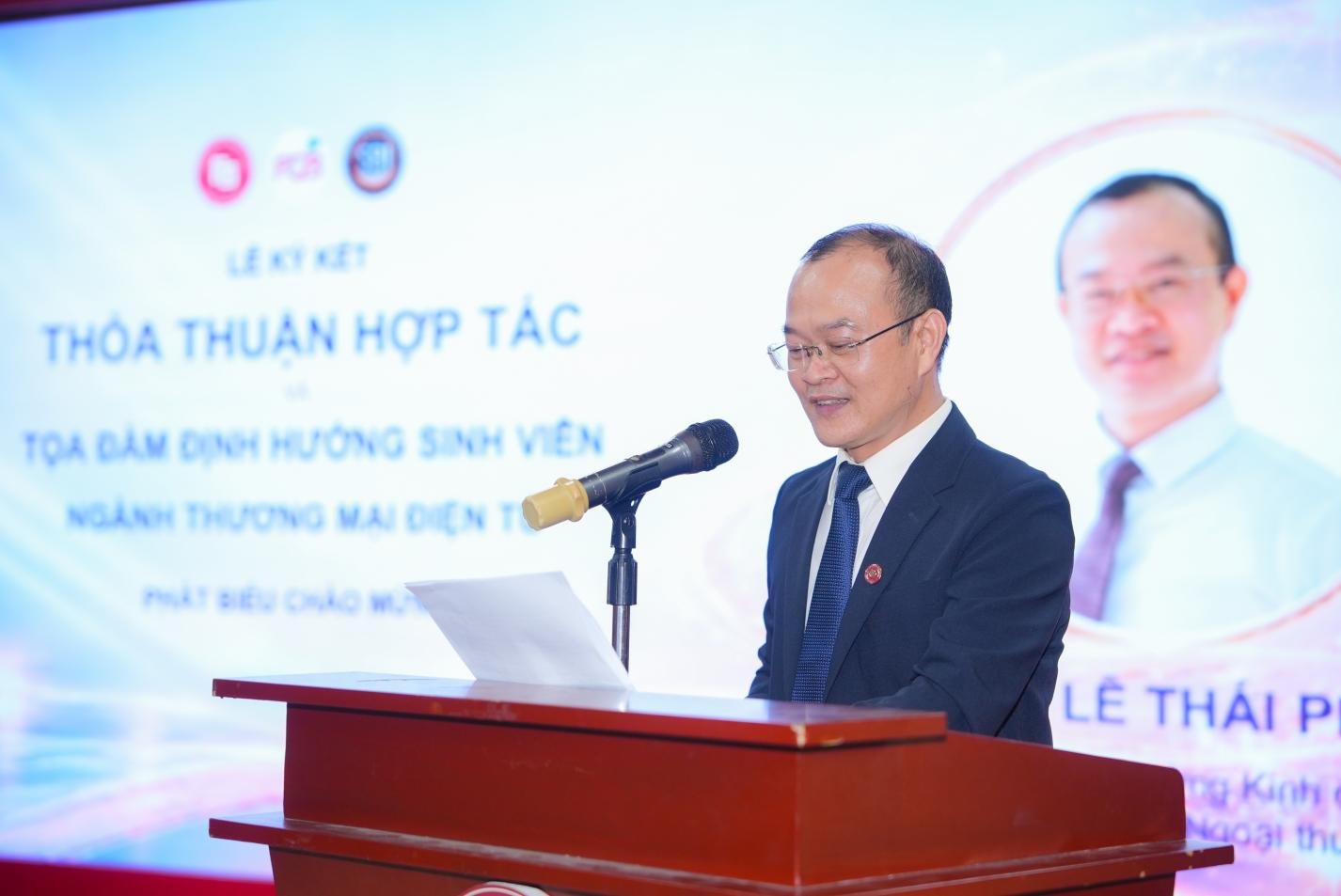PGS, TS Lê Thái Phong, Hiệu trưởng Trường Kinh doanh, Trường Đại học Ngoại thương phát biểu khai mạc. PGS, TS Lê Thái Phong, Hiệu trưởng Trường Kinh doanh, Trường Đại học Ngoại thương phát biểu khai mạc.