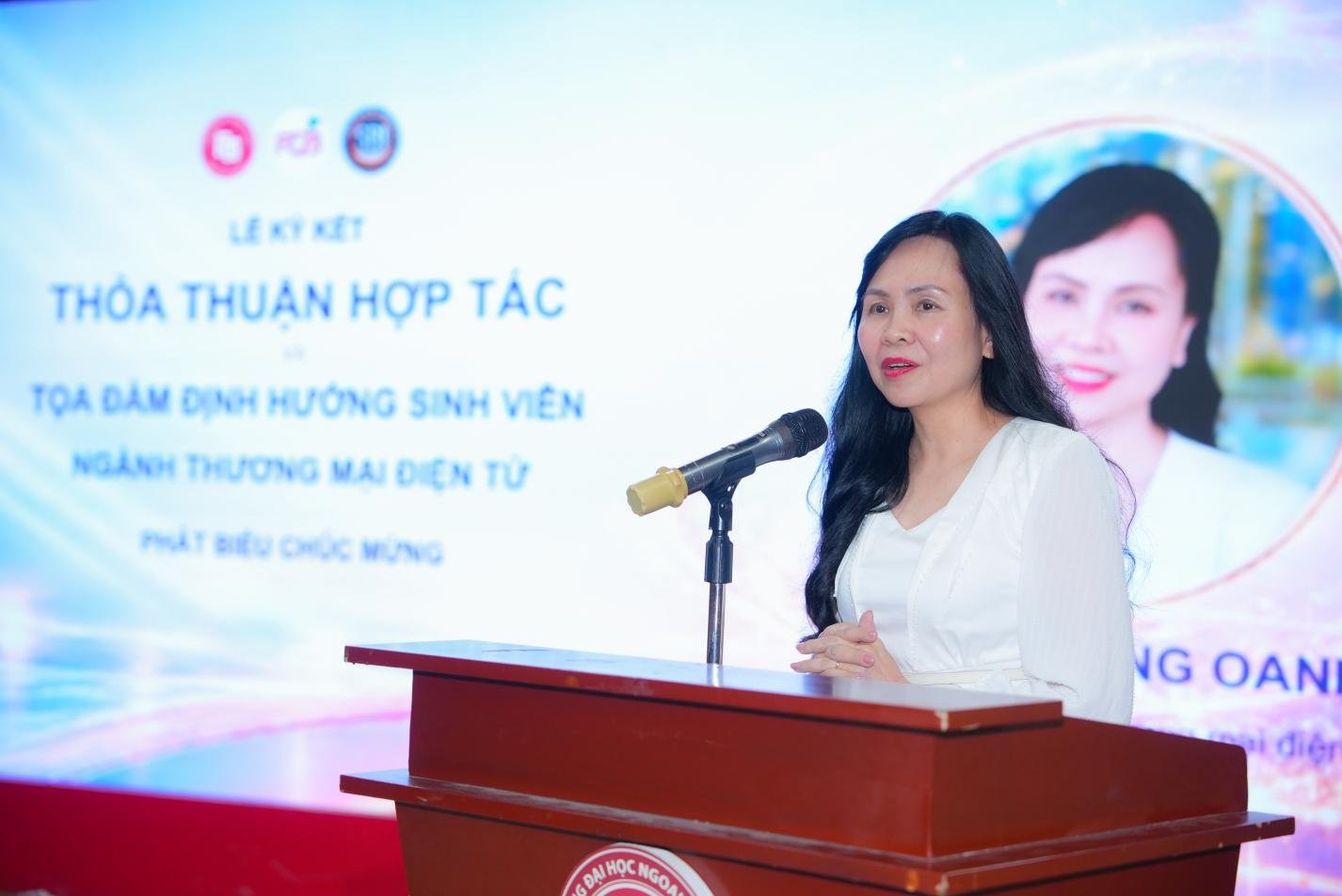Bà Lê Hoàng Oanh, Cục trưởng Cục Thương mại điện tử và Kinh tế số (iDEA), Bộ Công Thương phát biểu. Bà Lê Hoàng Oanh, Cục trưởng Cục Thương mại điện tử và Kinh tế số (iDEA), Bộ Công Thương phát biểu.