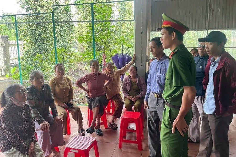 C&ocirc;ng an x&atilde; Cồn Ti&ecirc;n tuy&ecirc;n truyền cho người d&acirc;n tr&ecirc;n địa b&agrave;n