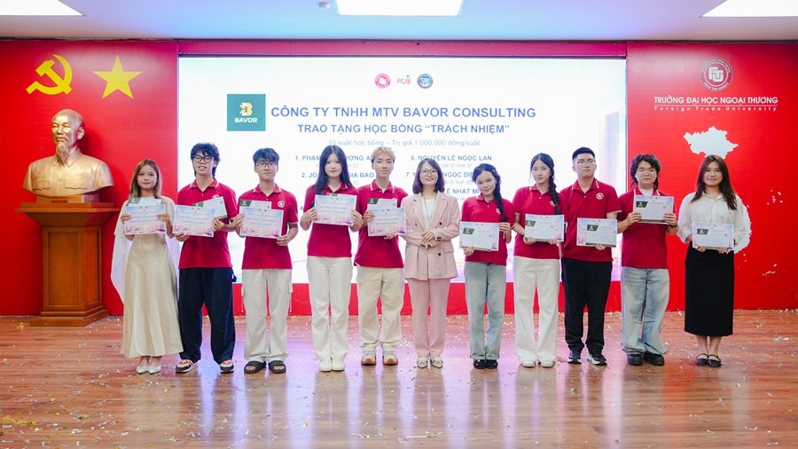 Trao học bổng cho sinh viên tại sự kiện Trao học bổng cho sinh viên tại sự kiện