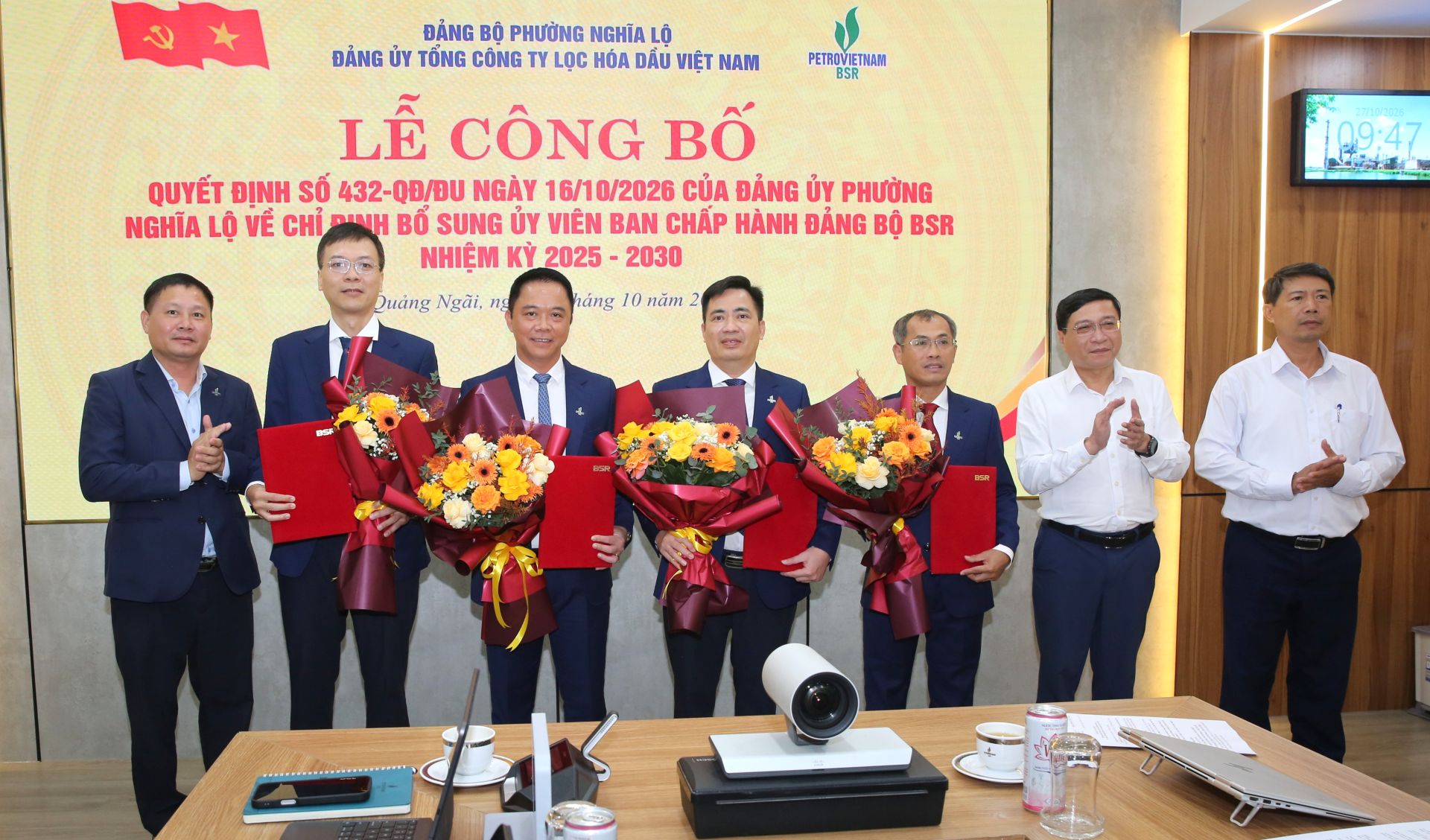 Đồng chí Trần Phước Hải (thứ hai từ phải qua) - Bí thư Đảng ủy, Chủ tịch HĐND phường Nghĩa Lộ trao Quyết định và đồng chí Bùi Ngọc Dương – Bí thư Đảng ủy, Chủ tịch HĐQT BSR tặng hoa các đồng chí được bổ sung Ủy viên Ban chấp hành Đảng bộ BSR nhiệm kỳ 2025 – 2030 Đồng chí Trần Phước Hải (thứ hai từ phải qua) - Bí thư Đảng ủy, Chủ tịch HĐND phường Nghĩa Lộ trao Quyết định và đồng chí Bùi Ngọc Dương – Bí thư Đảng ủy, Chủ tịch HĐQT BSR tặng hoa các đồng chí được bổ sung Ủy viên Ban chấp hành Đảng bộ BSR nhiệm kỳ 2025 – 2030