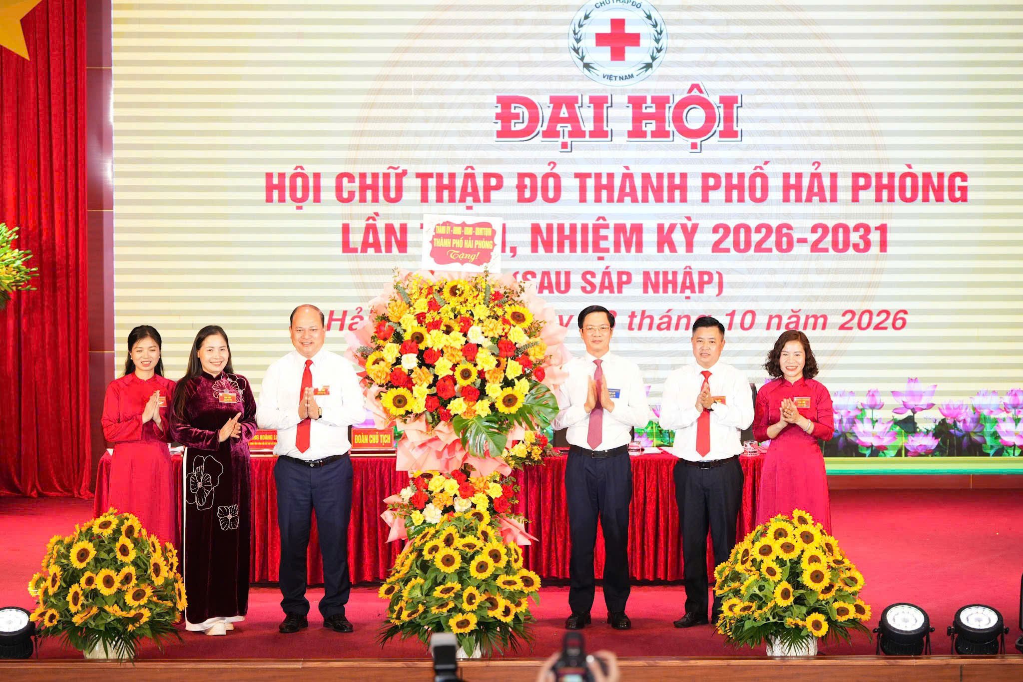 Đồng chí Phạm Văn Lập, Phó Bí thư Thành ủy, Bí thư Đảng ủy MTTQ, các đoàn thể thành phố, Chủ tịch Ủy ban MTTQ Việt Nam thành phố, Chủ tịch danh dự Hội Chữ thập đỏ thành phố tặng hoa chúc mừng Đại hội. Đồng chí Phạm Văn Lập, Phó Bí thư Thành ủy, Bí thư Đảng ủy MTTQ, các đoàn thể thành phố, Chủ tịch Ủy ban MTTQ Việt Nam thành phố, Chủ tịch danh dự Hội Chữ thập đỏ thành phố tặng hoa chúc mừng Đại hội.