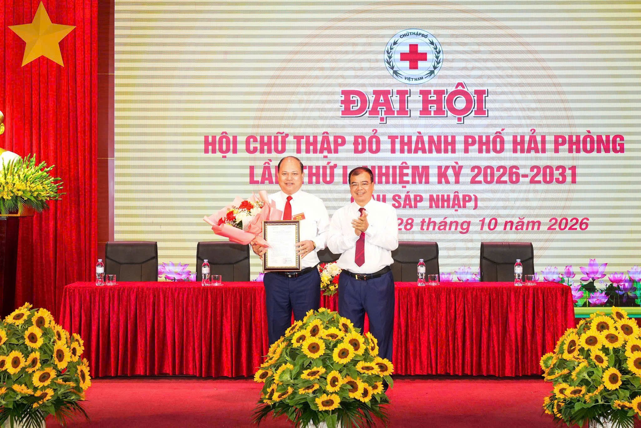 Đồng chí Nguyễn Minh Hùng, Phó Chủ tịch UBND thành phố trao Quyết định sáp nhập Hội Người mù thành phố và Hội Bảo trợ người khuyết tật và trẻ mồ côi thành phố vào Hội Chữ thập đỏ thành phố. Đồng chí Nguyễn Minh Hùng, Phó Chủ tịch UBND thành phố trao Quyết định sáp nhập Hội Người mù thành phố và Hội Bảo trợ người khuyết tật và trẻ mồ côi thành phố vào Hội Chữ thập đỏ thành phố.