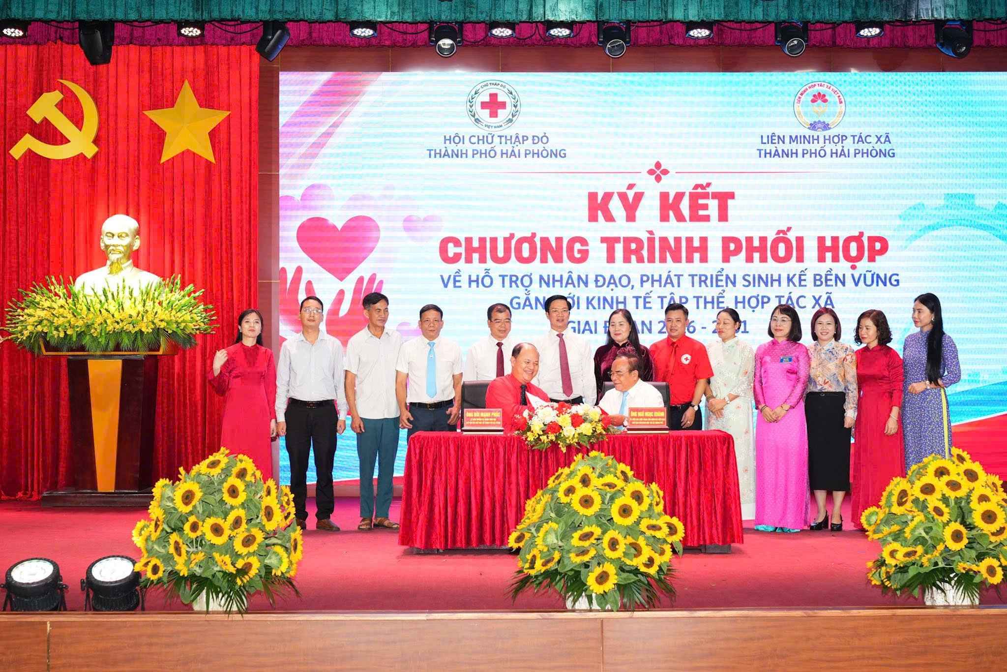 Ngay sau Đại hội, Hội Chữ thập đỏ thành phố và Liên minh Hợp tác xã thành phố đã ký kết chương trình phối hợp hỗ trợ nhân đạo, phát triển sinh kế bền vững gắp với kinh tế tập thể hợp tác xã giai đoạn 2026 - 2031. Ngay sau Đại hội, Hội Chữ thập đỏ thành phố và Liên minh Hợp tác xã thành phố đã ký kết chương trình phối hợp hỗ trợ nhân đạo, phát triển sinh kế bền vững gắp với kinh tế tập thể hợp tác xã giai đoạn 2026 - 2031.