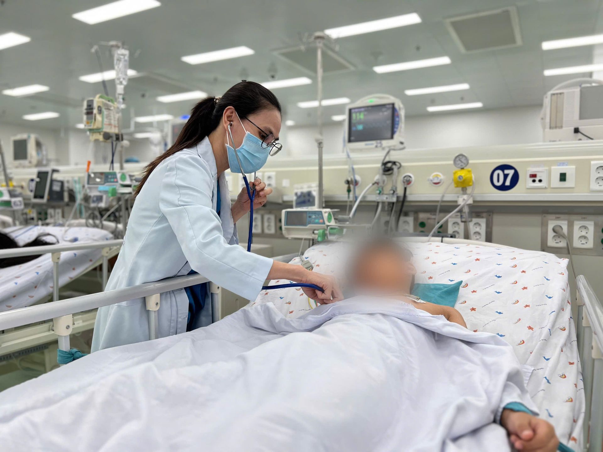Bác sĩ Bệnh viện Nhi Đồng 1 thăm khám, đánh giá tình trạng sức khỏe của bệnh nhi sau khi sức khỏe dần cải thiện nhờ quá trình điều trị tích cực. Bác sĩ Bệnh viện Nhi Đồng 1 thăm khám, đánh giá tình trạng sức khỏe của bệnh nhi sau khi sức khỏe dần cải thiện nhờ quá trình điều trị tích cực.