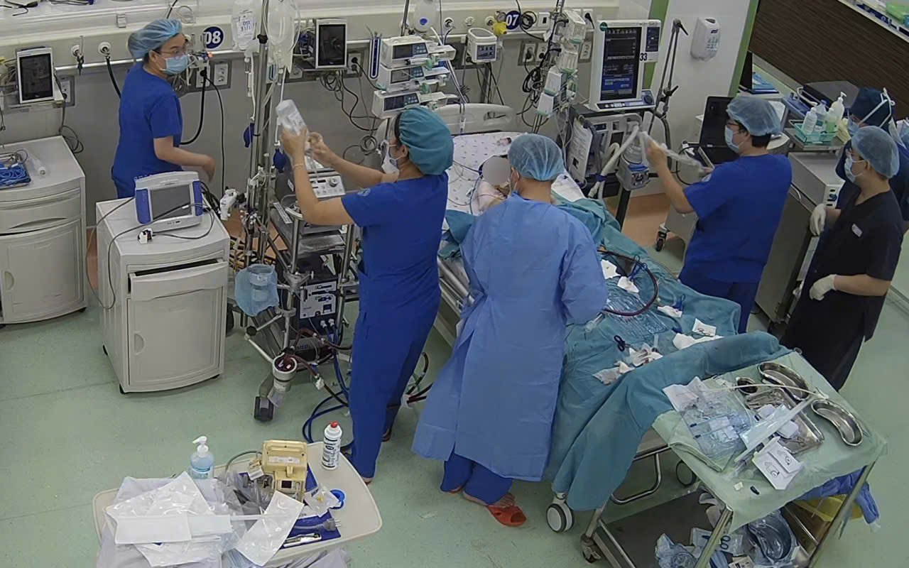 Các y bác sĩ Bệnh viện Nhi Đồng 1 khẩn trương triển khai ECMO, giành giật sự sống cho bệnh nhi nguy kịch do cúm A. Các y bác sĩ Bệnh viện Nhi Đồng 1 khẩn trương triển khai ECMO, giành giật sự sống cho bệnh nhi nguy kịch do cúm A.