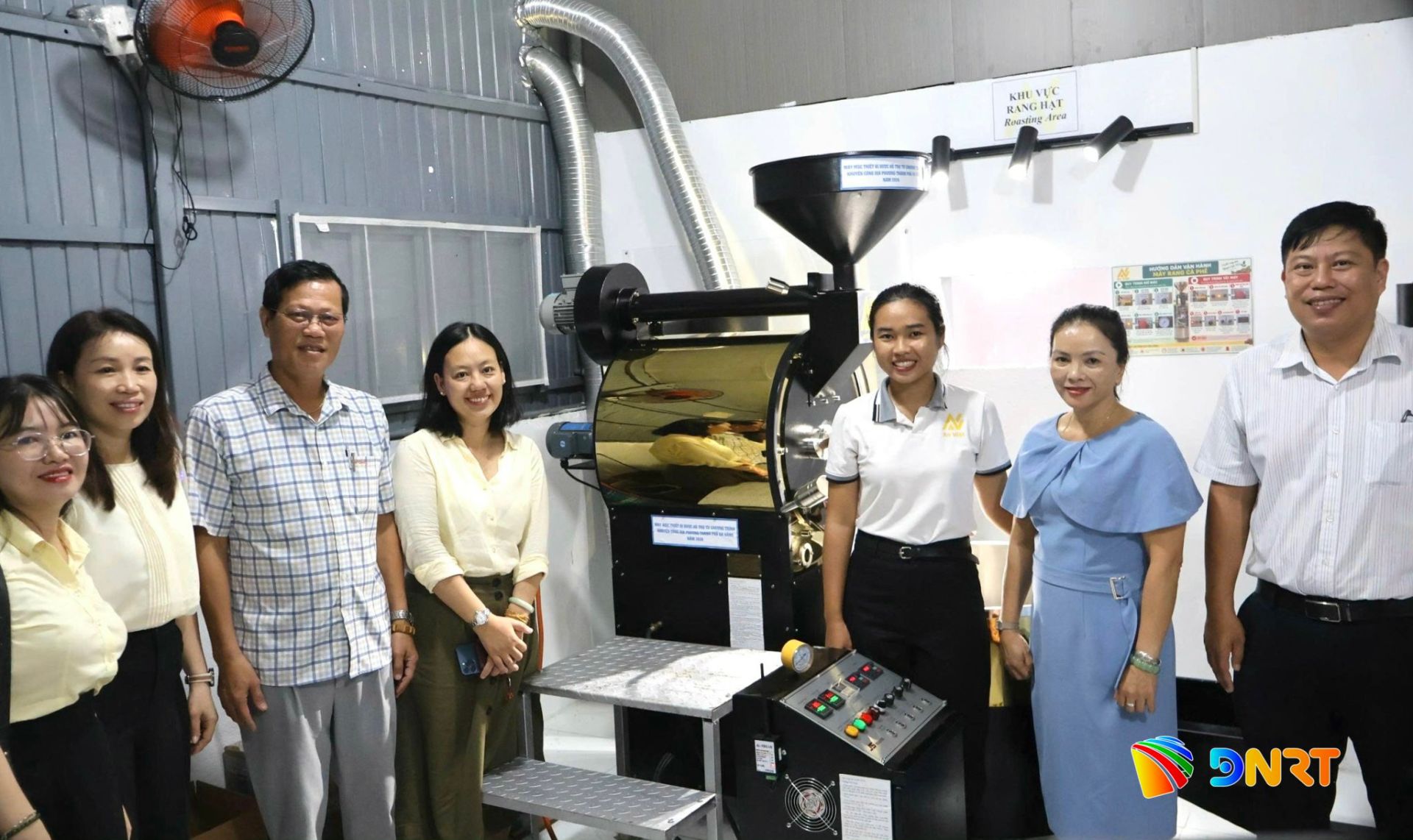 Trung tâm Khuyến công và Xúc tiến thương mại Đà Nẵng bàn giao máy móc hỗ trợ Công ty TNHH Sản xuất thương mại xuất khẩu An Việt. Ảnh: MAI QUẾ Trung tâm Khuyến công và Xúc tiến thương mại Đà Nẵng bàn giao máy móc hỗ trợ Công ty TNHH Sản xuất thương mại xuất khẩu An Việt. Ảnh: MAI QUẾ