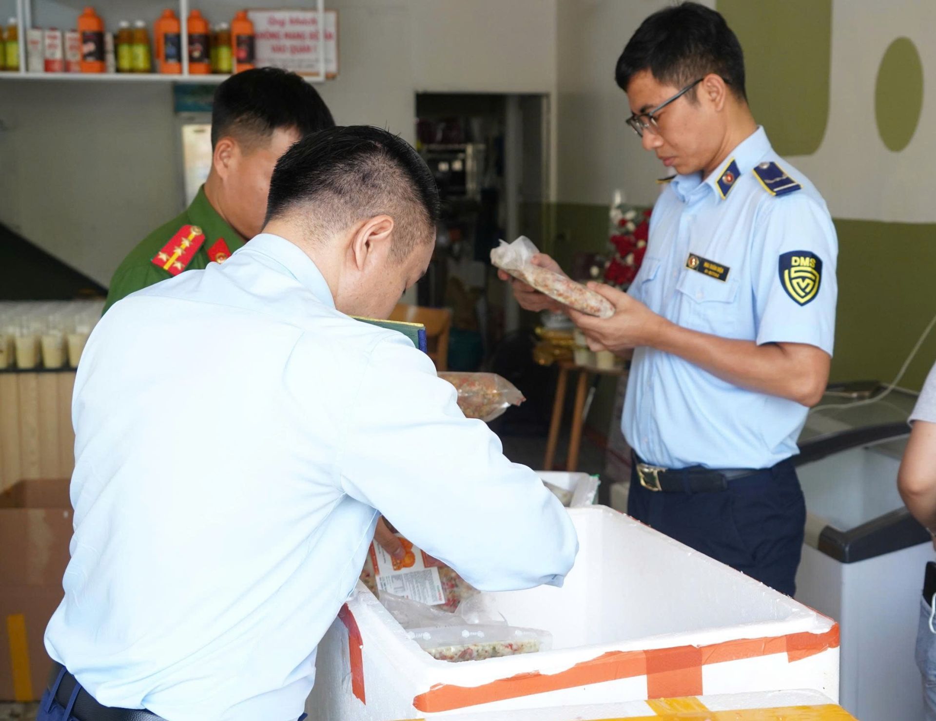 Lực lượng Quản l&yacute; thị trường H&agrave; Nội tạm giữ 240 kg nguy&ecirc;n liệu l&agrave;m b&aacute;nh Trung thu kh&ocirc;ng r&otilde; nguồn gốc. Ảnh: