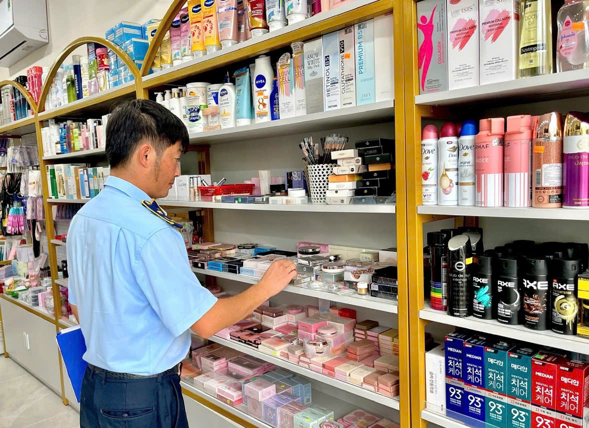 Lực lượng chức năng tăng cường kiểm tra hoạt động kinh doanh dược phẩm, mỹ phẩm. (Ảnh: QLTT) Lực lượng chức năng tăng cường kiểm tra hoạt động kinh doanh dược phẩm, mỹ phẩm. (Ảnh: QLTT)