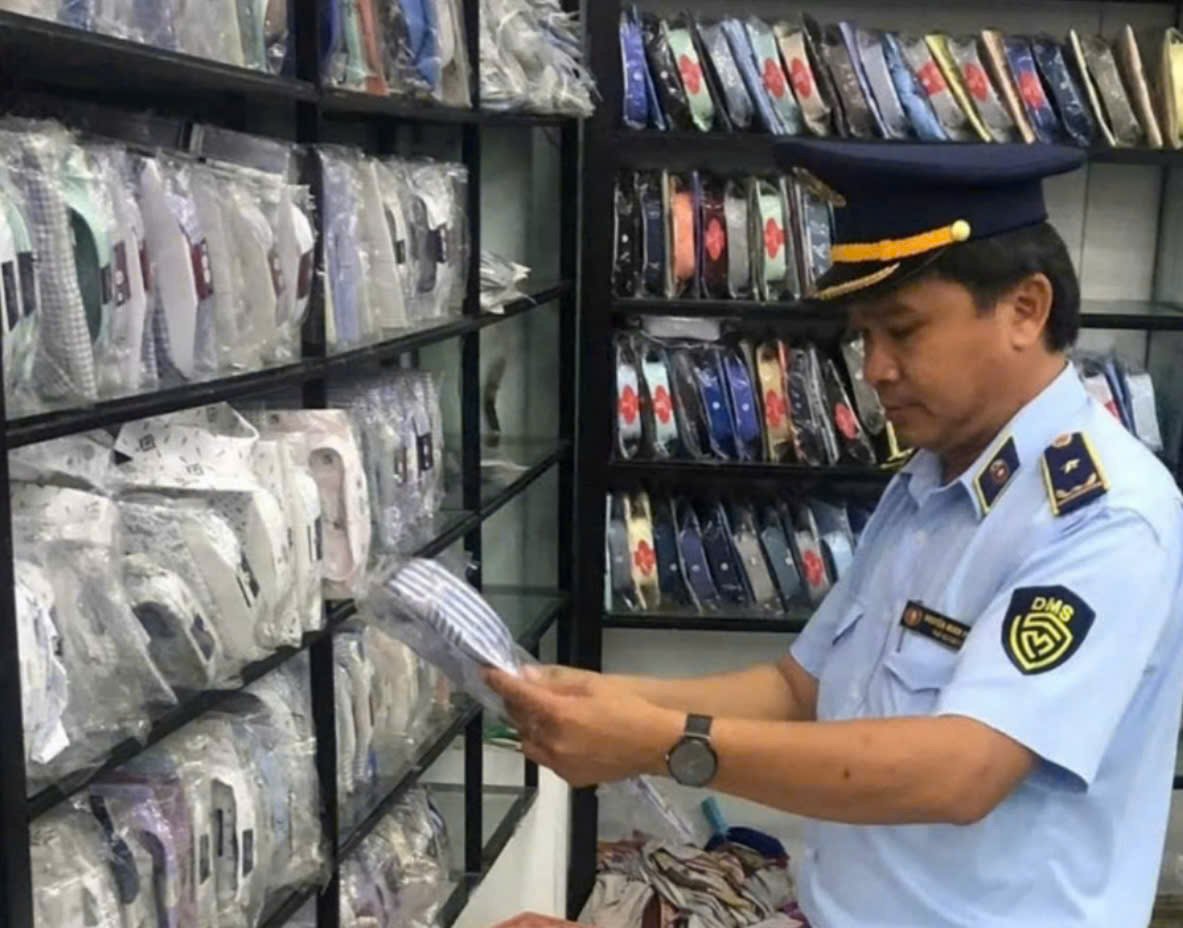 Lực lượng Quản l&yacute; thị trường T&acirc;y Ninh kiểm tra h&agrave;ng ho&aacute; kh&ocirc;ng c&oacute; h&oacute;a đơn, chứng từ. (Ảnh: QLTT)