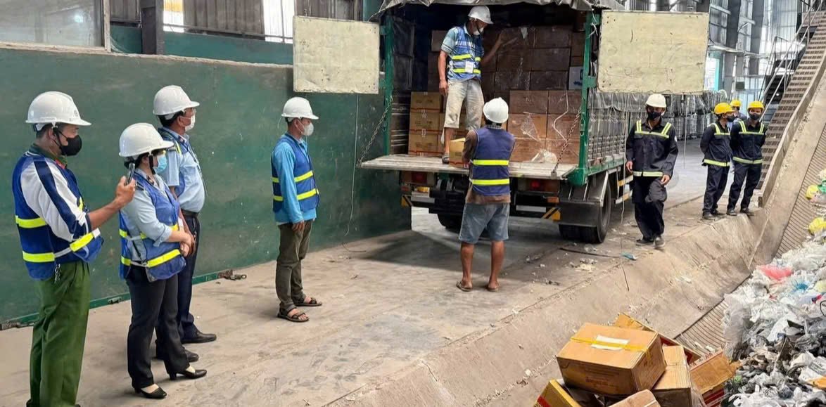 Lực lượng Quản l&yacute; thị trường T&acirc;y Ninh lập bi&ecirc;n bản hộ kinh doanh thuốc l&aacute; nhập lậu kh&ocirc;ng xuất tr&igrave;nh được h&oacute;a đơn, chứng từ.