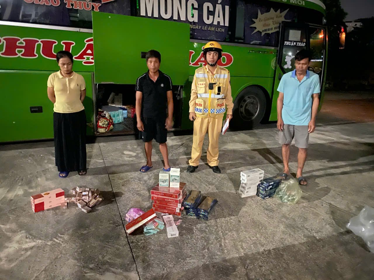 Lực lượng CSGT Công an TP Quảng Ninh phát hiện hơn 500 bao thuốc lá nhập lậu trên xe khách Lực lượng CSGT Công an TP Quảng Ninh phát hiện hơn 500 bao thuốc lá nhập lậu trên xe khách