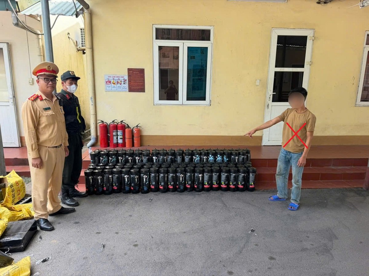 Lái xe (X) cùng tang vật bị thu giữ Lái xe (X) cùng tang vật bị thu giữ
