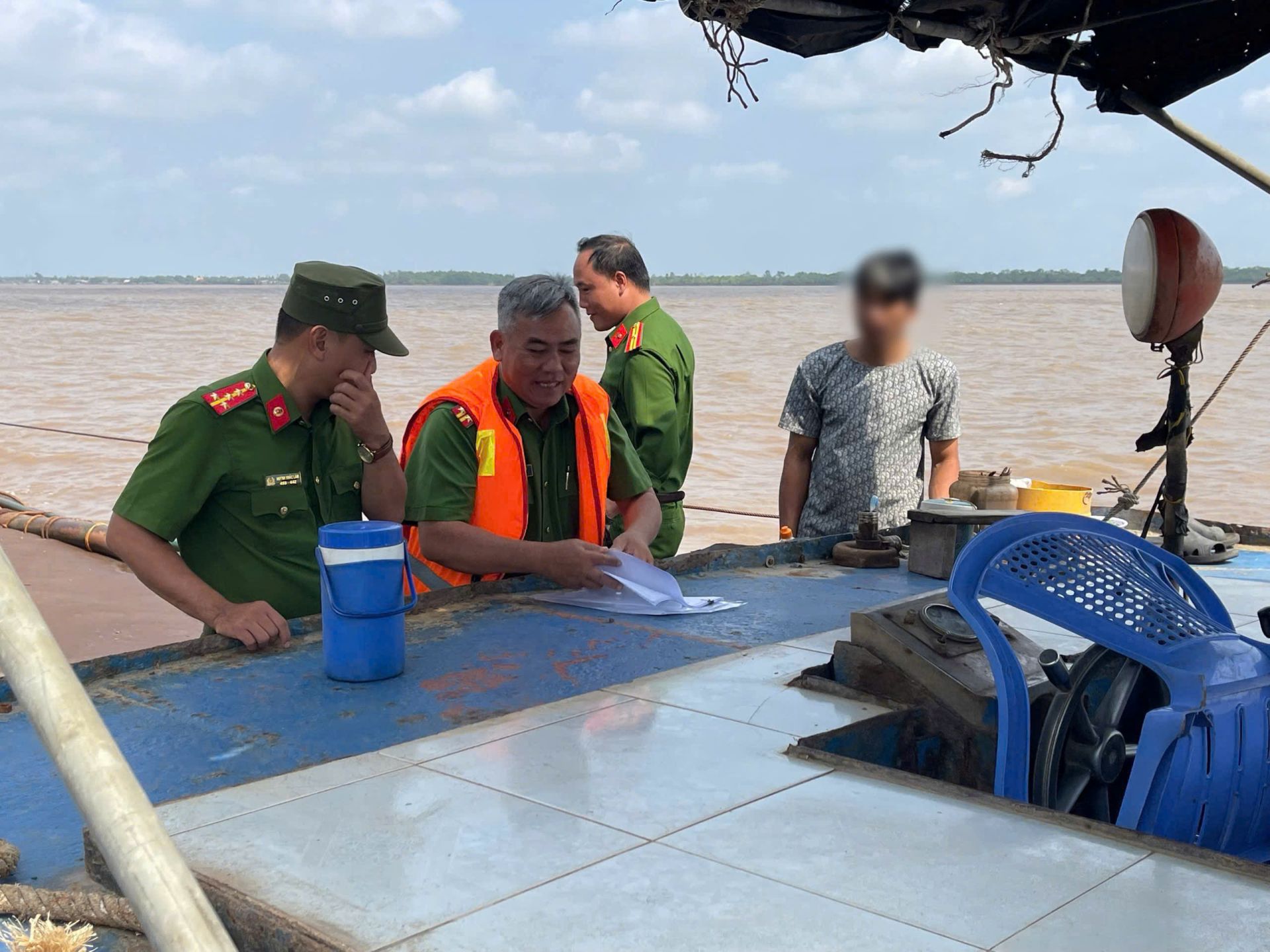 Lực lượng chức năng kiểm tra phương tiện vận tải đường thủy. Ảnh: Công an Vĩnh Long Lực lượng chức năng kiểm tra phương tiện vận tải đường thủy. Ảnh: Công an Vĩnh Long
