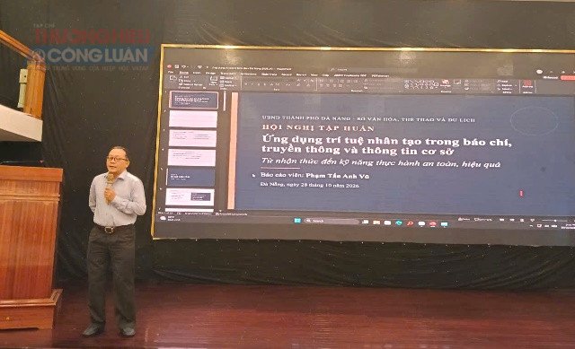 Báo cáo viên Phạm Tấn Anh Vũ - Trưởng đại diện khu vực phía Nam, Công ty Cổ phần Giải pháp Trí tuệ nhân tạo Việt Nam trình bày chuyên đề “Ứng dụng trí tuệ nhân tạo (AI) trong hoạt động báo chí, truyền thông và thông tin cơ sở: Từ nhận thức đến kỹ năng thực hành an toàn, hiệu quả”. Báo cáo viên Phạm Tấn Anh Vũ - Trưởng đại diện khu vực phía Nam, Công ty Cổ phần Giải pháp Trí tuệ nhân tạo Việt Nam trình bày chuyên đề “Ứng dụng trí tuệ nhân tạo (AI) trong hoạt động báo chí, truyền thông và thông tin cơ sở: Từ nhận thức đến kỹ năng thực hành an toàn, hiệu quả”.