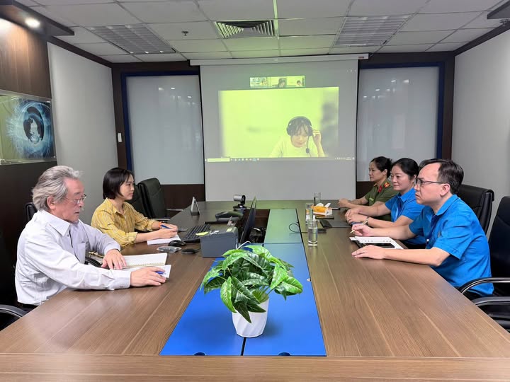 Cán bộ Công đoàn phường Nghĩa Đô trực tiếp trao đổi, tuyên truyền, vận động thành lập công đoàn cơ sở tại doanh nghiệp. Cán bộ Công đoàn phường Nghĩa Đô trực tiếp trao đổi, tuyên truyền, vận động thành lập công đoàn cơ sở tại doanh nghiệp.