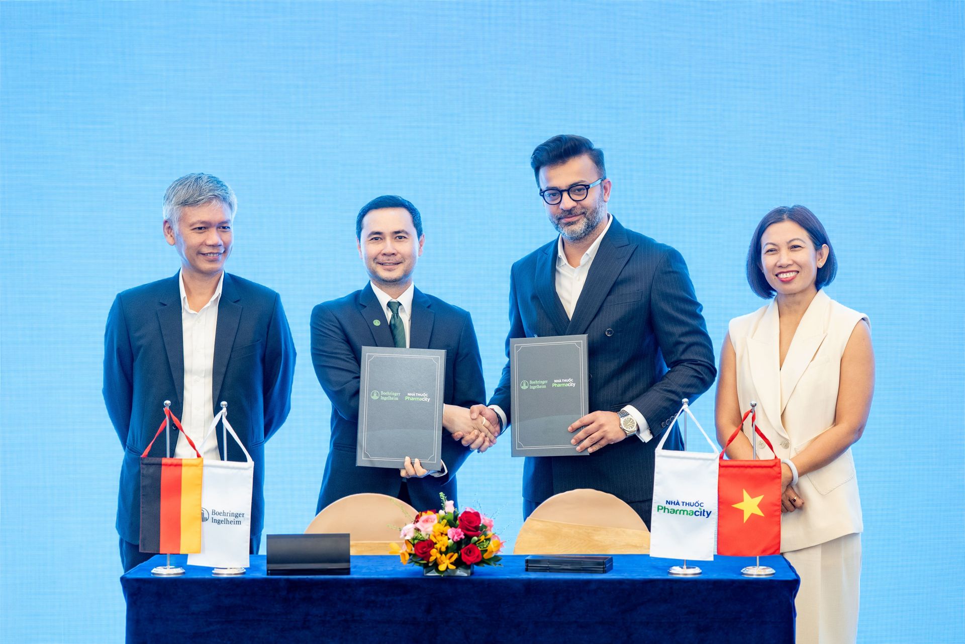 &Ocirc;ng Deepanshu Madan - Tổng gi&aacute;m đốc Pharmacity (thứ 2 từ phải sang) v&agrave; &ocirc;ng Apisak Khunwet, Tổng Gi&aacute;m đốc Boehringer Ingelheim Việt Nam (thứ 3 từ phải sang) k&yacute; kết hợp t&aacute;c chiến lược ng&agrave;y 27/10. Ảnh: Pharmacity