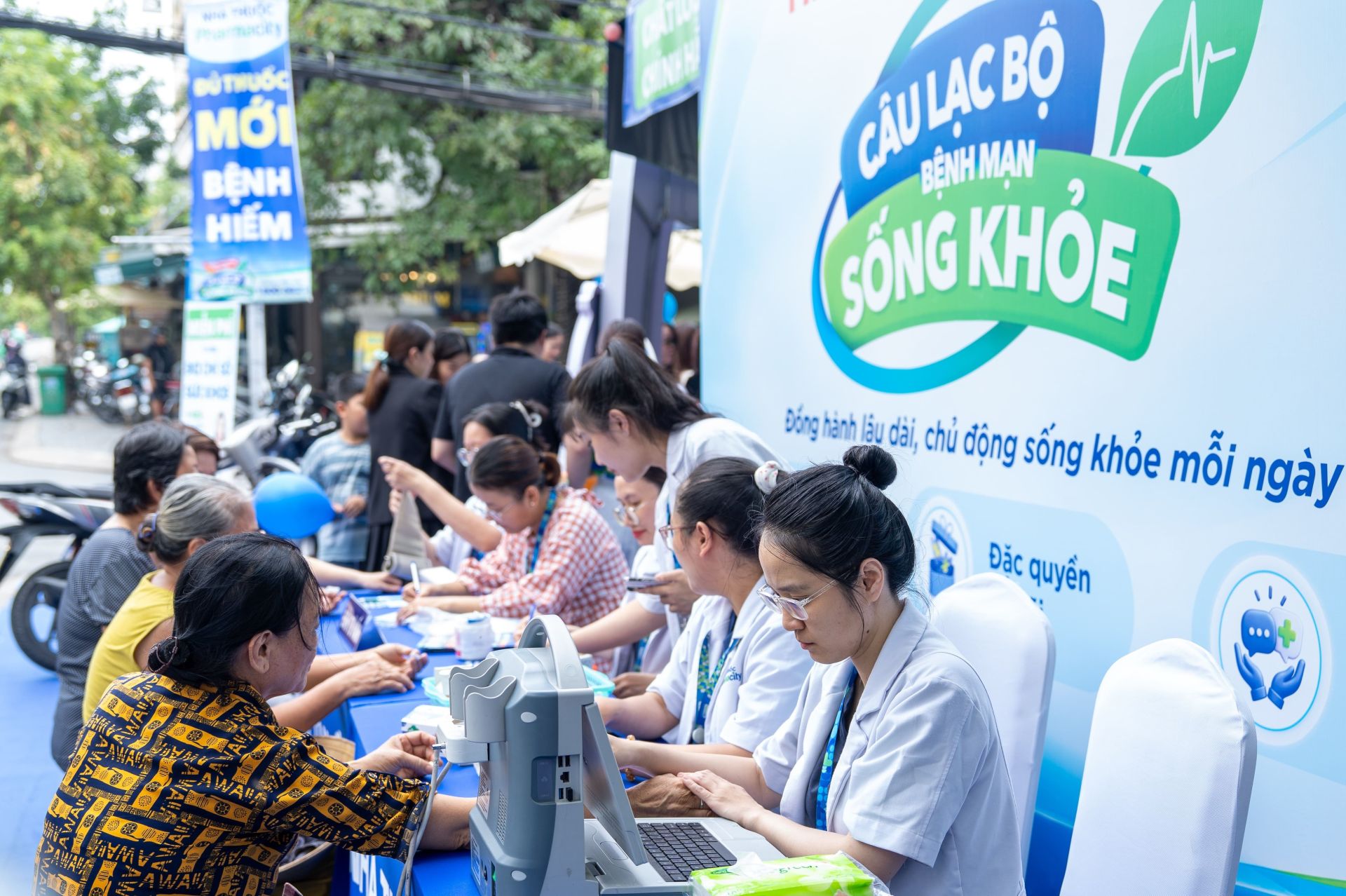 Đội ngũ dược sĩ Pharmacity kiểm tra chỉ số sức khỏe cho người d&acirc;n tại lễ ra mắt CLB Bệnh mạn sống khỏe. Ảnh: Pharmacity