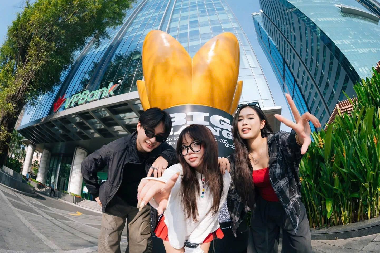 Bang Bong khổng lồ trước VPBank Flagship Tp Hồ Chí Minh Bang Bong khổng lồ trước VPBank Flagship Tp Hồ Chí Minh